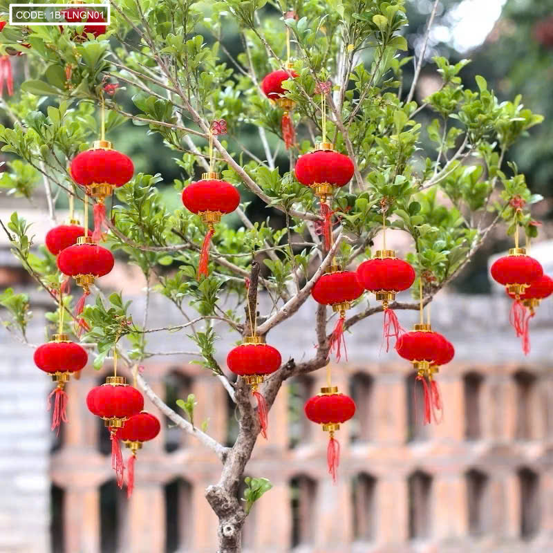 Lồng đèn nhung đỏ treo trên cành cây trang trí