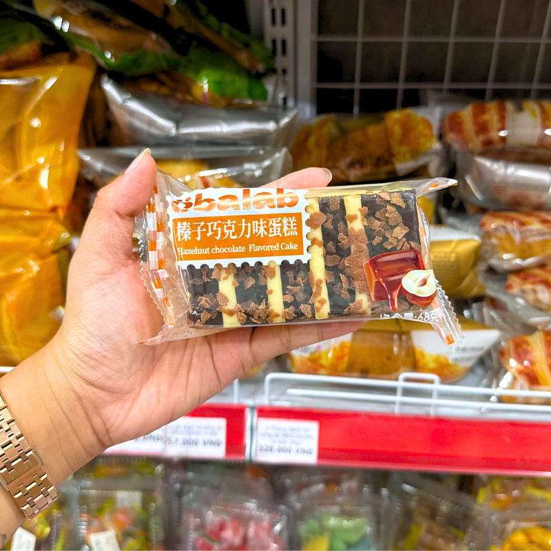 1 Cái Bánh Bông Lan Phủ Hạt Phỉ OBALAB Vị Socola 68g