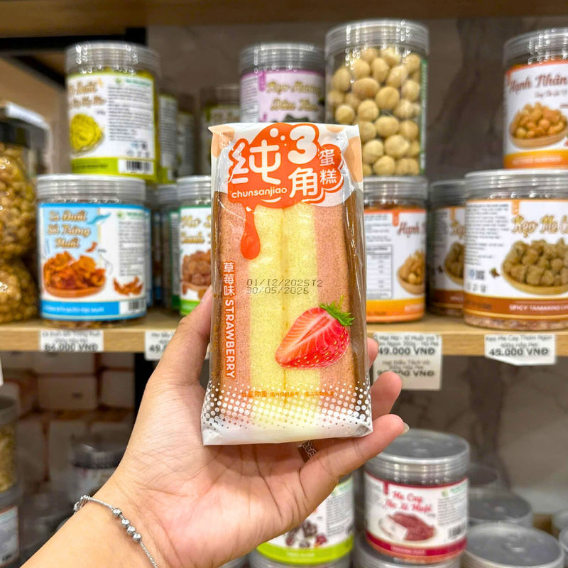 Khám phá 1 Cái Bánh Bông Lan Tam Giác CHUNSANJIAO Vị Dâu - Màu Hồng thuộc nhóm CHUNSANJIAO
