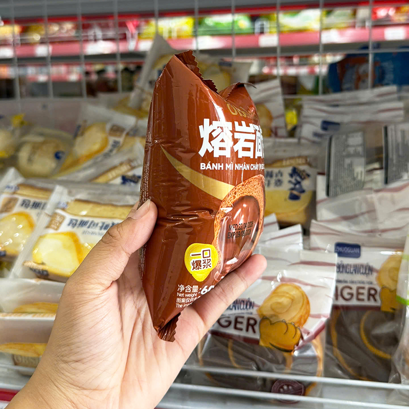 Góc chụp nghiêng cho thấy thiết kế gói bánh nhỏ gọn