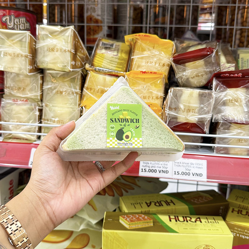 Mặt trước bánh tam giác vị bơ đóng khay riêng