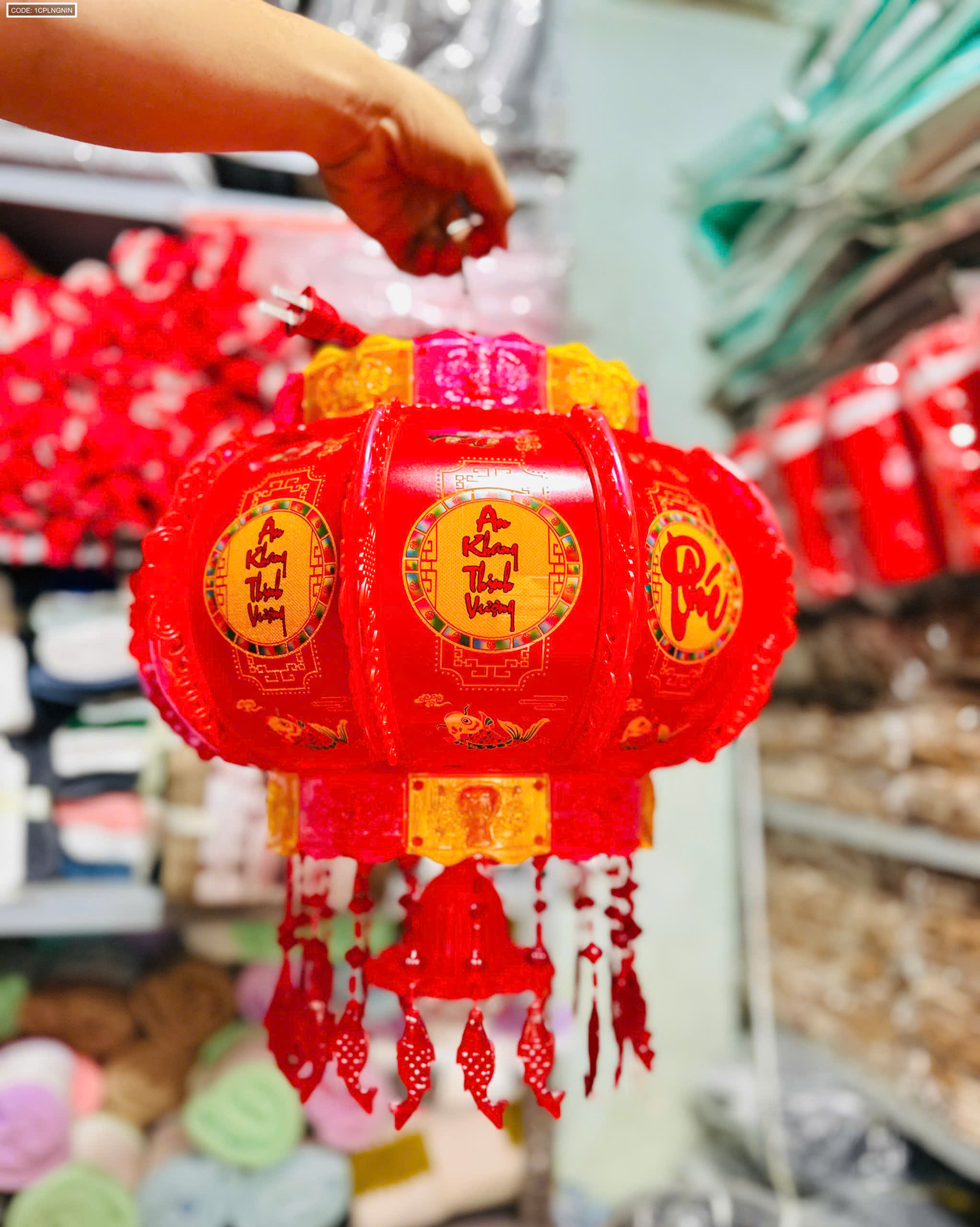 Mẫu lồng đèn với chi tiết phản quang và tua treo