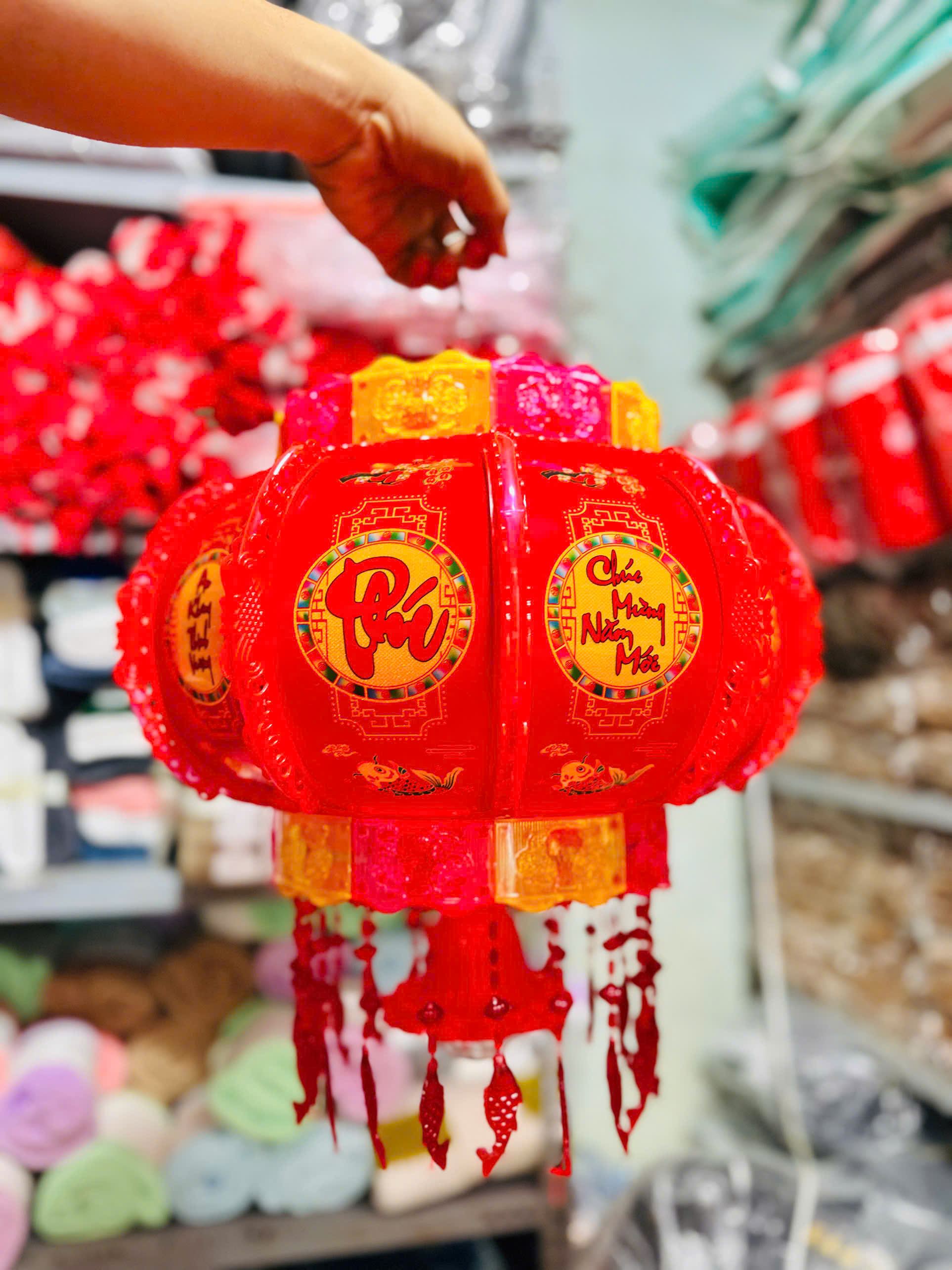 Cận cảnh lồng đèn tông đỏ vàng, mặt chữ “Phúc” và “Chúc Mừng Năm Mới”