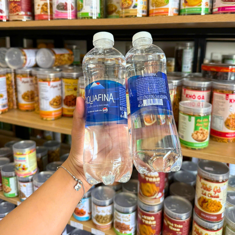 Hai chai 500ml với kiểu dáng gọn dễ cầm nắm