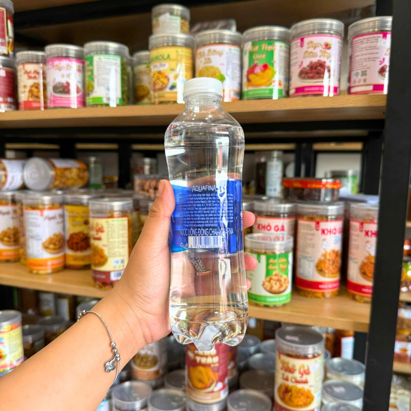 Mặt sau chai nước uống đóng chai Aquafina