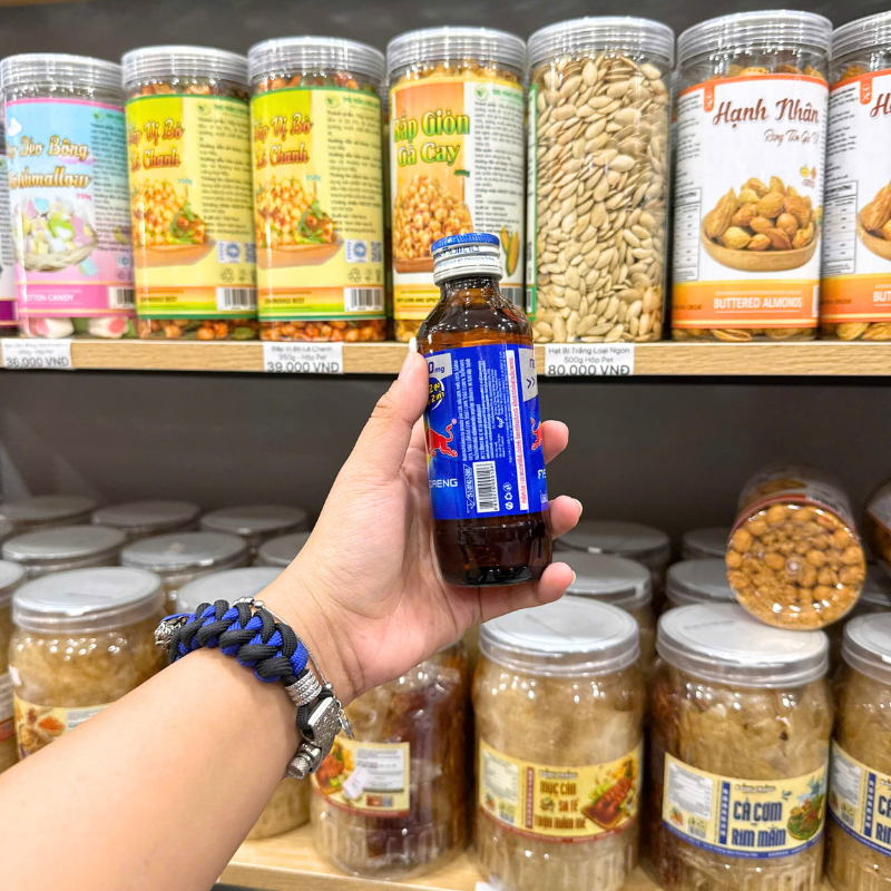 Thân chai thủy tinh nhỏ gọn, dễ cầm và cất giữ