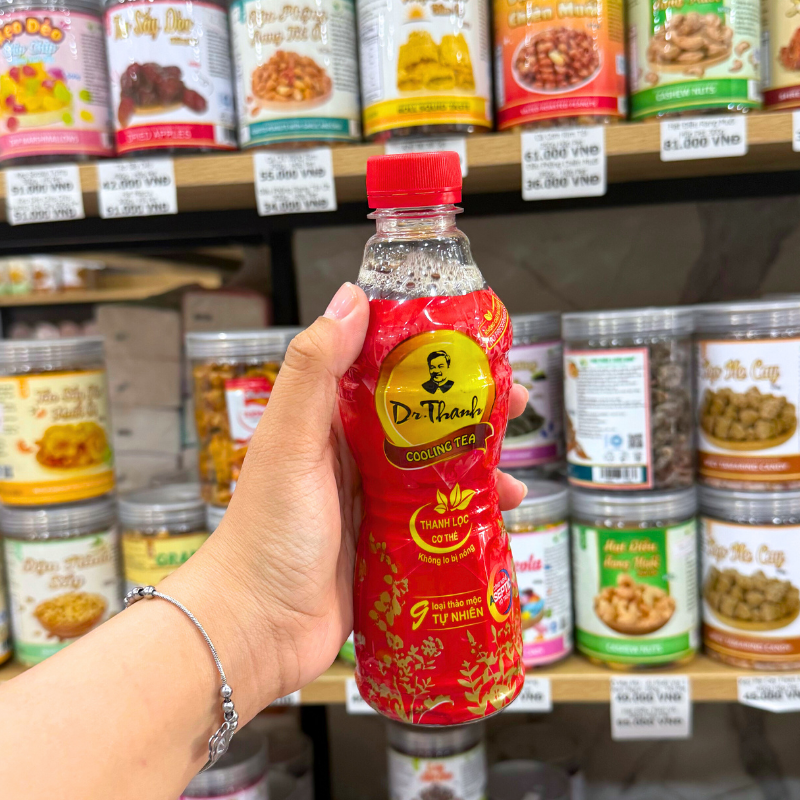 Góc chụp thân chai làm nổi bật nhận diện dòng trà thanh nhiệt