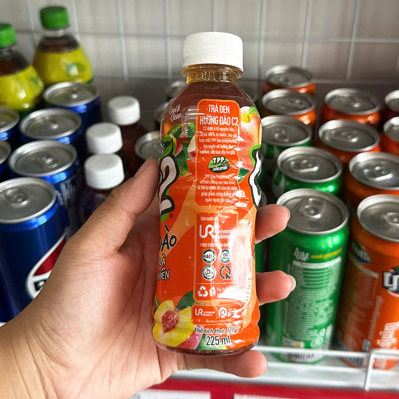 Thân chai thể hiện tên trà đen hương đào và dung tích 225ml