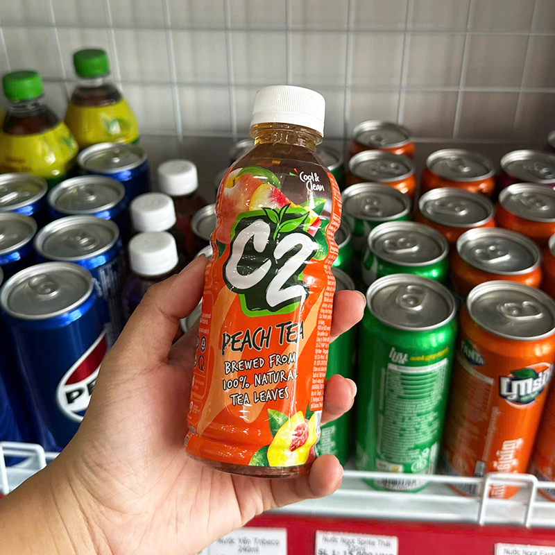Mặt trước chai với tông cam nổi bật và hình trái đào