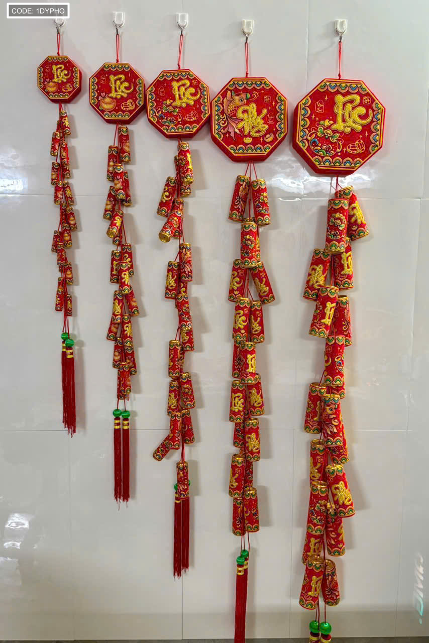 Tổng thể nhiều mẫu dây pháo treo dọc màu đỏ