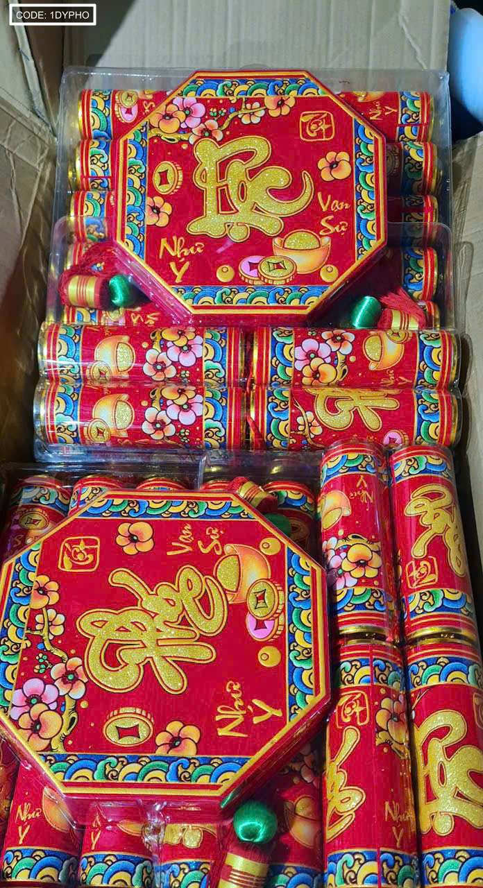 Cận cảnh phần mặt treo và các ống pháo giả