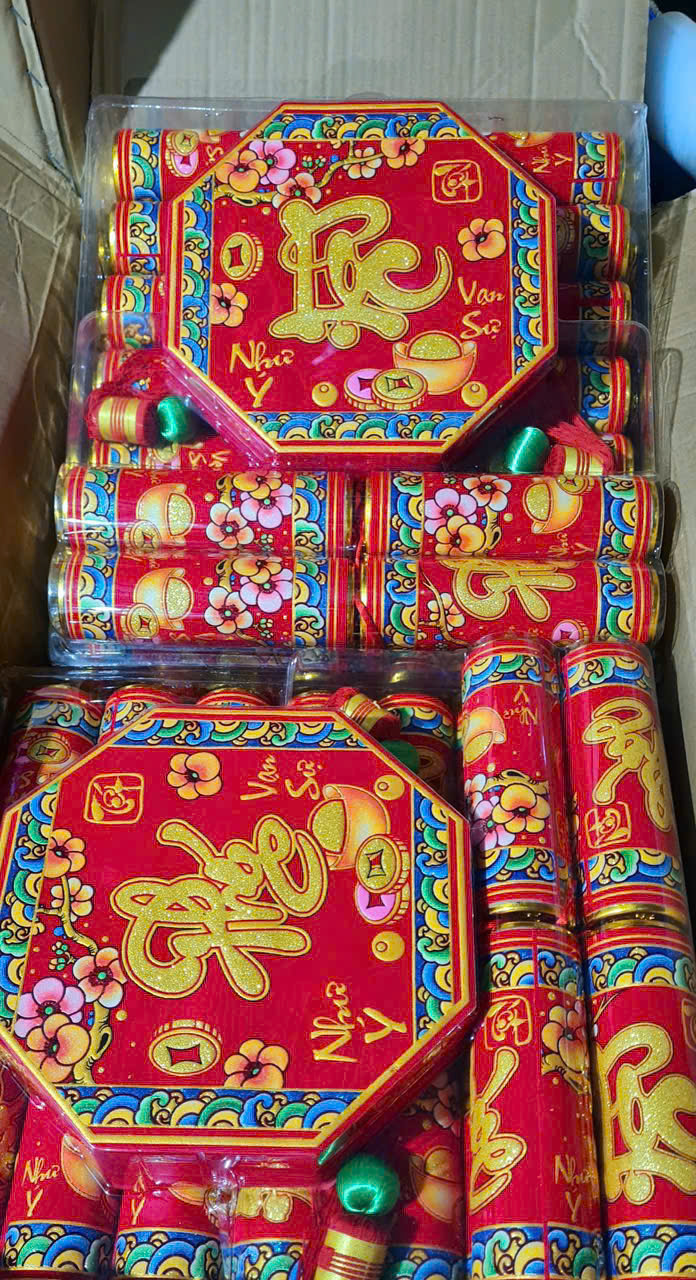 Cận cảnh họa tiết đỏ vàng và các ống pháo giả
