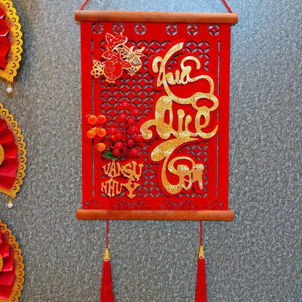 Mẫu tranh treo đỏ vàng với câu chúc đầu năm nổi bật