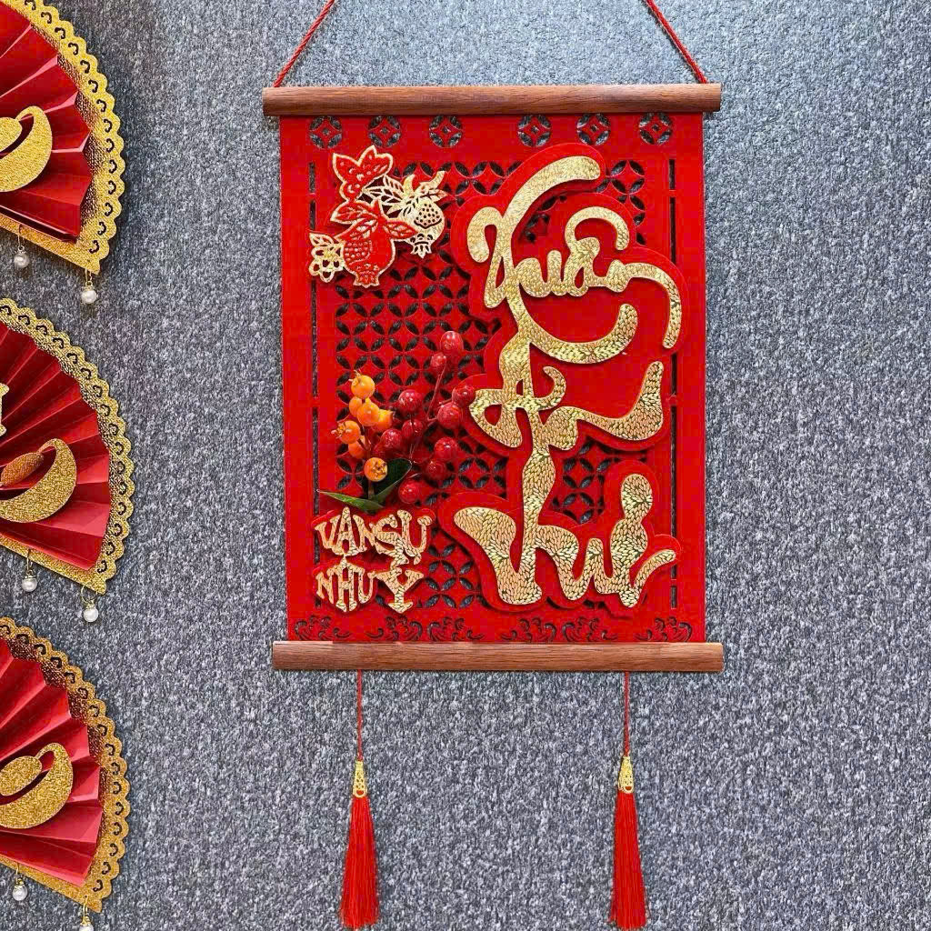 Chi tiết dây treo trang trí cùng tua đỏ tạo điểm nhấn