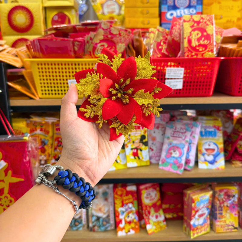 Màu đỏ phối lá kim tuyến tạo điểm nhấn rực rỡ