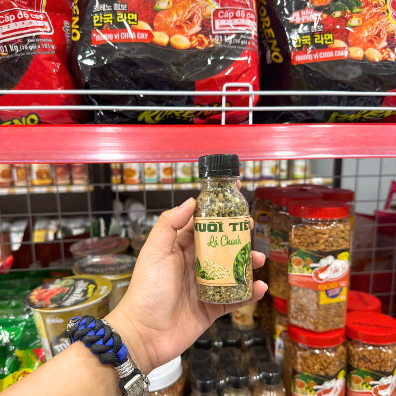 Hũ muối tiêu lá chanh với nhãn vị nhìn rõ ở mặt trước