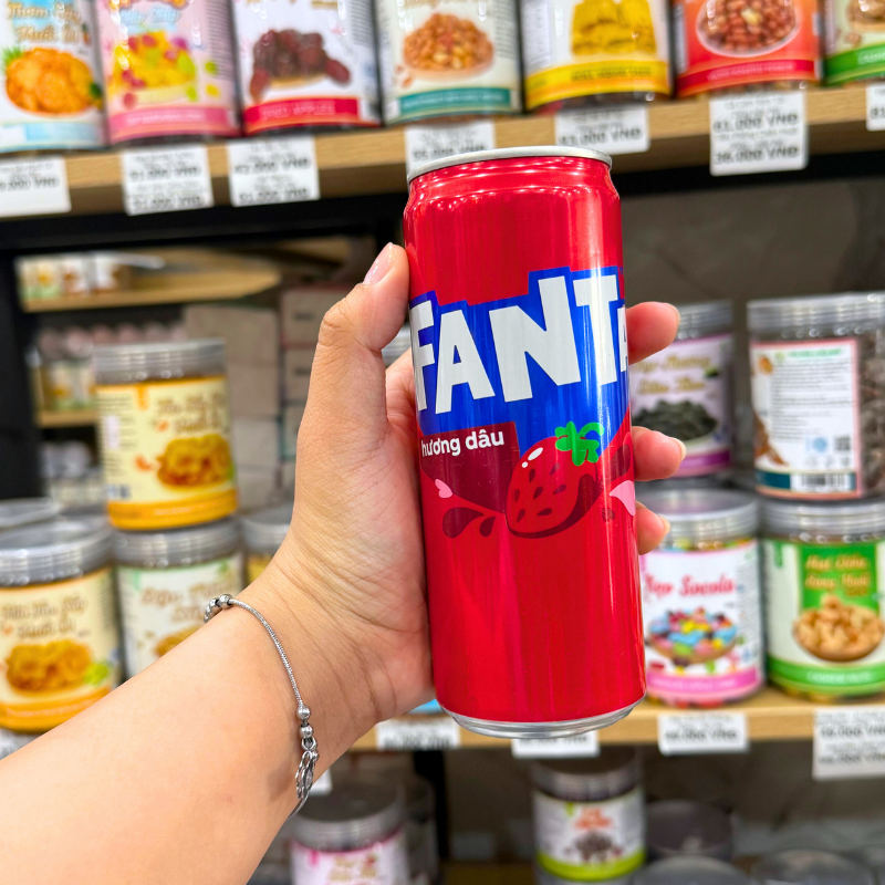 Mặt trước lon với nhận diện hương dâu nổi bật