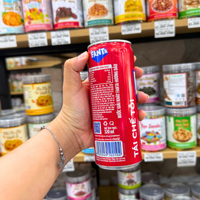 Mặt sau lon thể hiện thông tin sản phẩm và thể tích thực 320ml