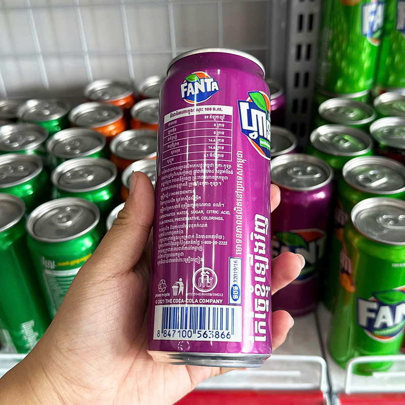 Mặt sau lon với thông tin sản phẩm và mã vạch