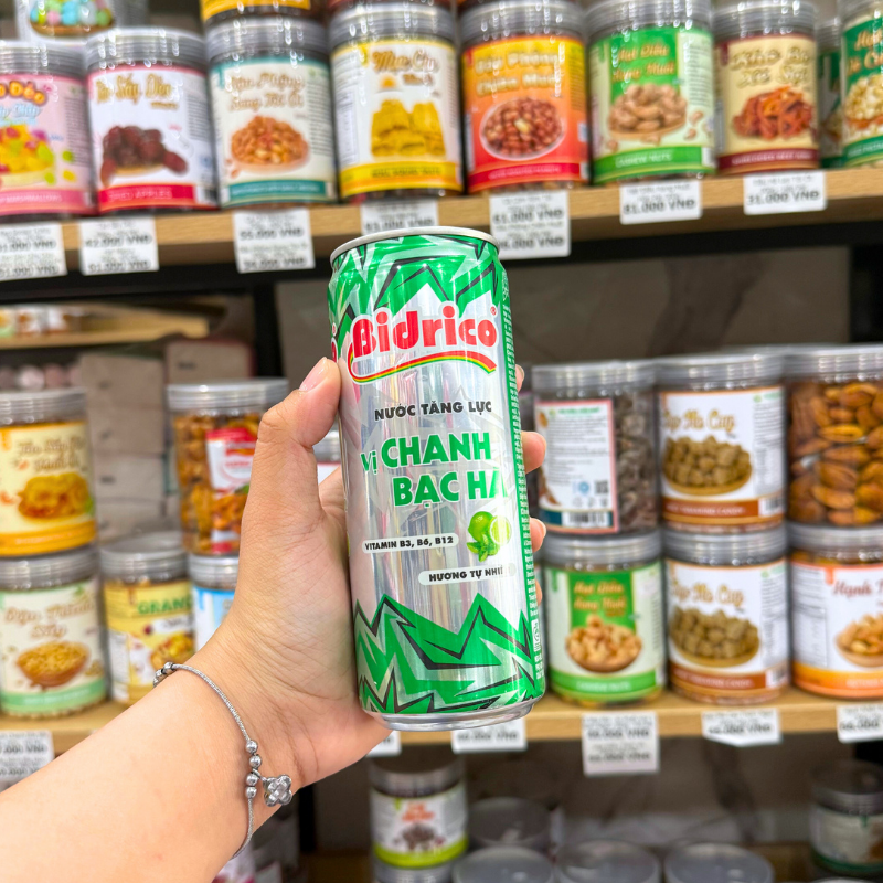 Mặt trước lon với tên vị chanh bạc hà nổi bật
