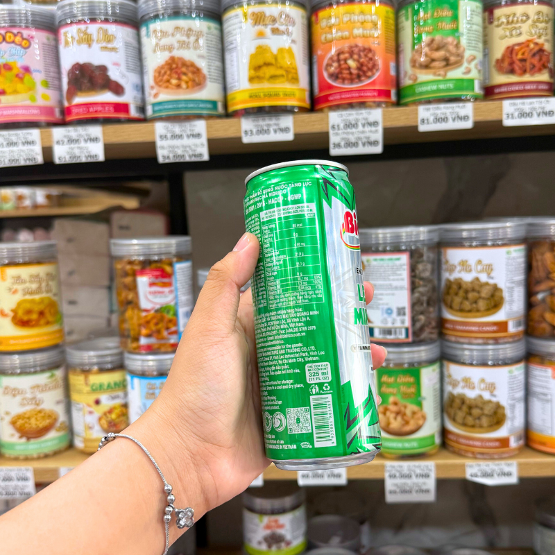 Mặt bên lon thể hiện dung tích 325ml và thông tin sản phẩm
