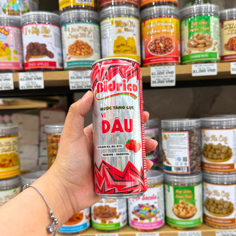 Mặt trước lon với tên vị dâu nổi bật