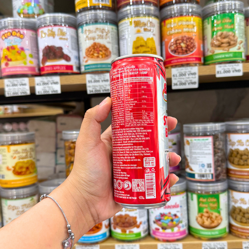 Mặt sau lon với thông tin sản phẩm và dung tích 325ml