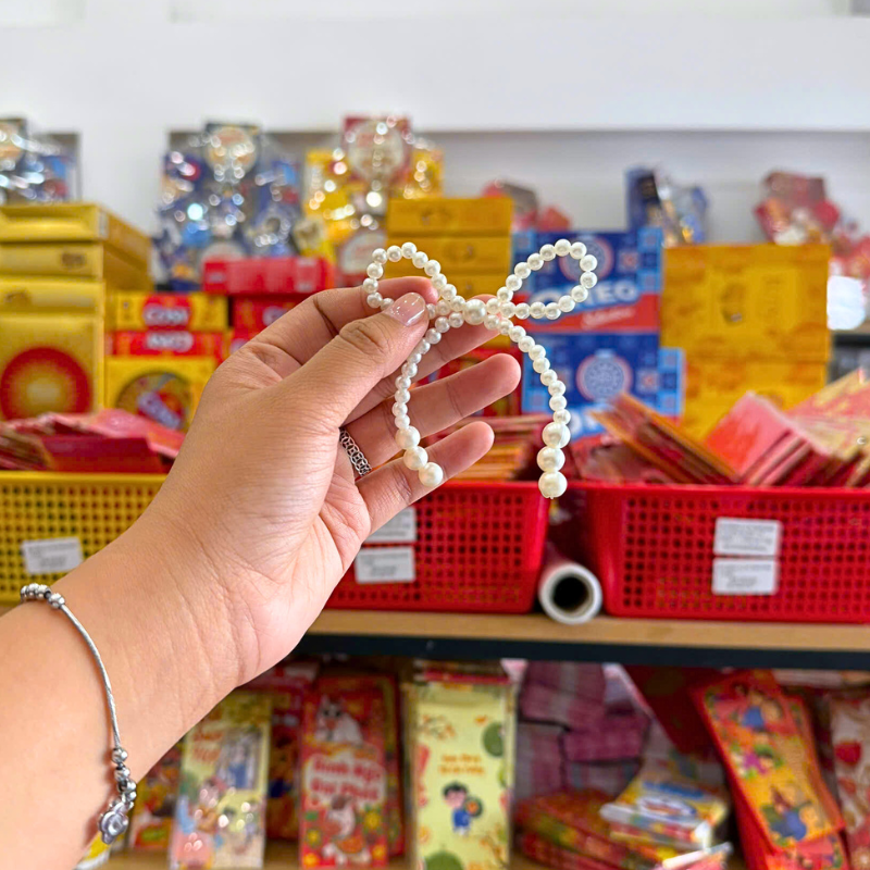Cận cảnh dáng nơ tạo từ chuỗi hạt màu trắng ngà