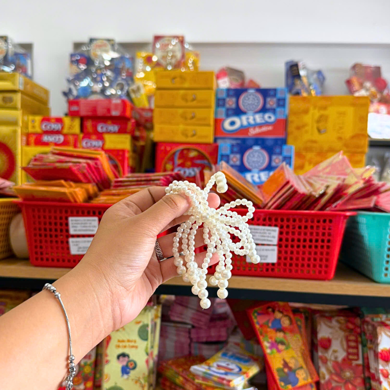 Phụ kiện nơ nhỏ gọn dùng làm điểm nhấn cho quà Tết