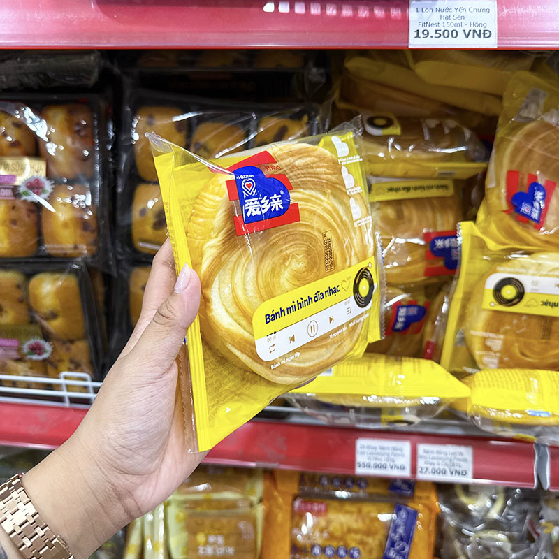 Góc nhìn nghiêng cho thấy dáng bánh và vân xoáy đặc trưng