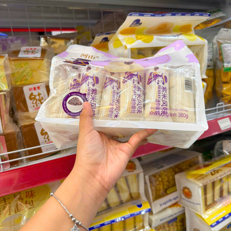 1 Thùng Bánh Mì Sữa Chua Mini Ông Già HESHAN Vị Gạo Tím 360g x 12 Bịch