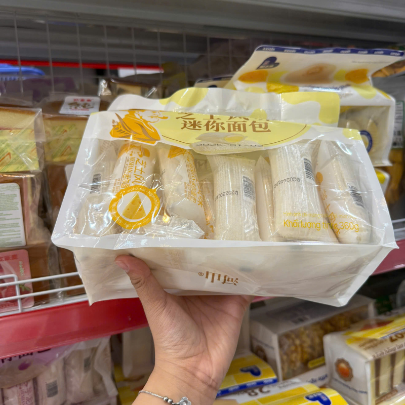 Cận cảnh mặt trước bịch bánh mini vị phô mai (khối lượng tịnh 360g)
