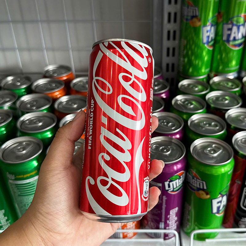Mặt trước lon màu đỏ đặc trưng của dòng Coca-Cola