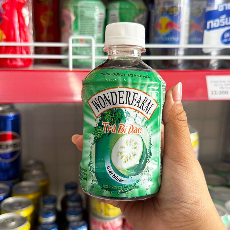 Mặt trước chai với thiết kế nhãn xanh đặc trưng