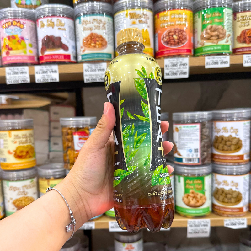 Thân chai thon gọn, nắp vặn tiện sử dụng