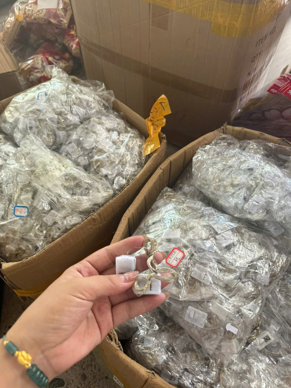 Dây đèn mảnh, dễ cầm nắm và bố trí cho nhiều vị trí