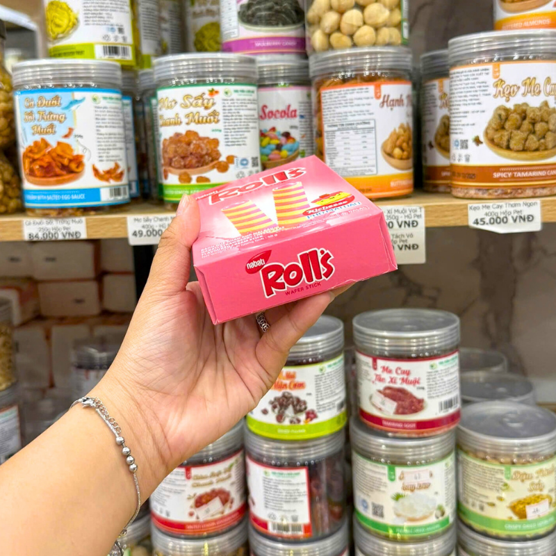 2 Hộp Bánh Ống Quế NABATI ROLL'S Nhân Phô Mai Dâu 50g