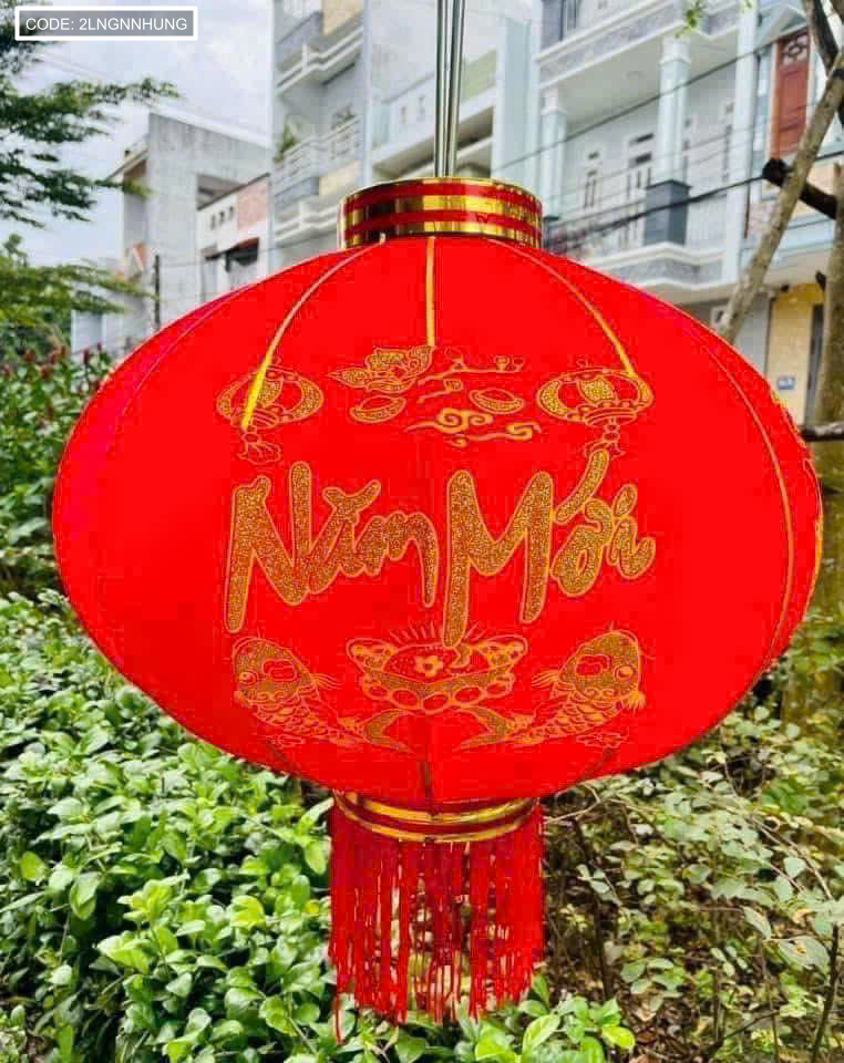 Mặt trước với tông đỏ và họa tiết vàng nổi bật