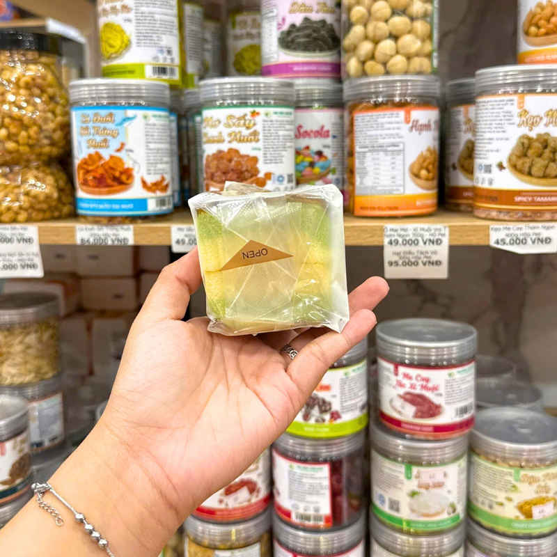 Phần đáy bánh cho thấy các lớp màu xanh lá và vàng nhạt