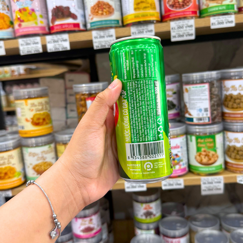 Nhãn sau lon thể hiện thành phần và thông tin dung tích