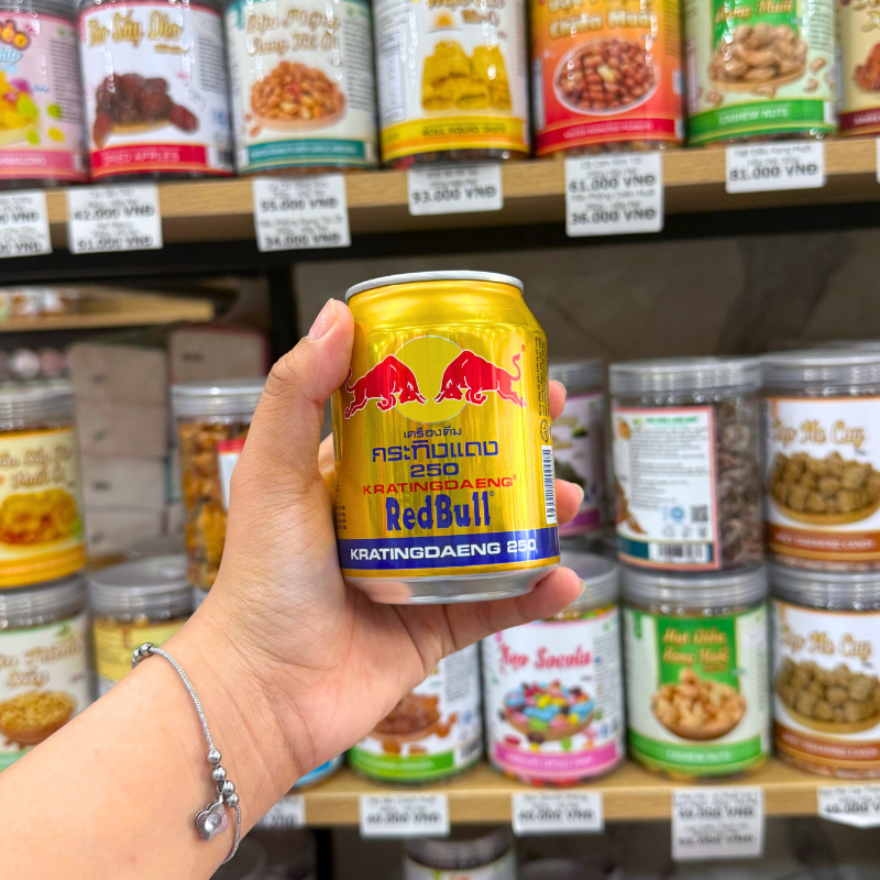 Mặt trước lon vàng với tên Kratingdaeng 250 và logo Red Bull