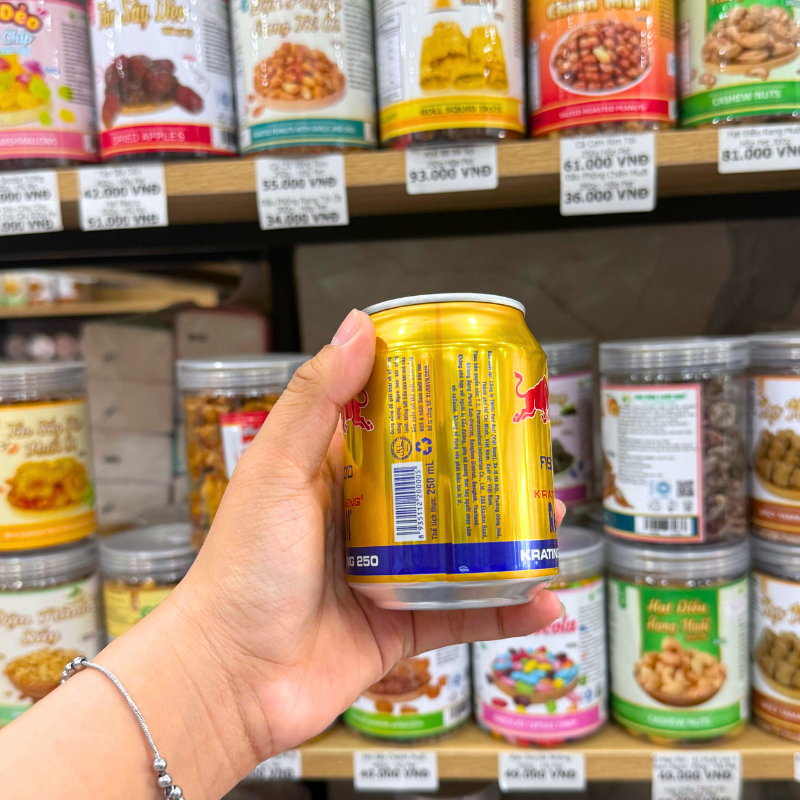 Mặt bên lon với thông tin sản phẩm và mã vạch