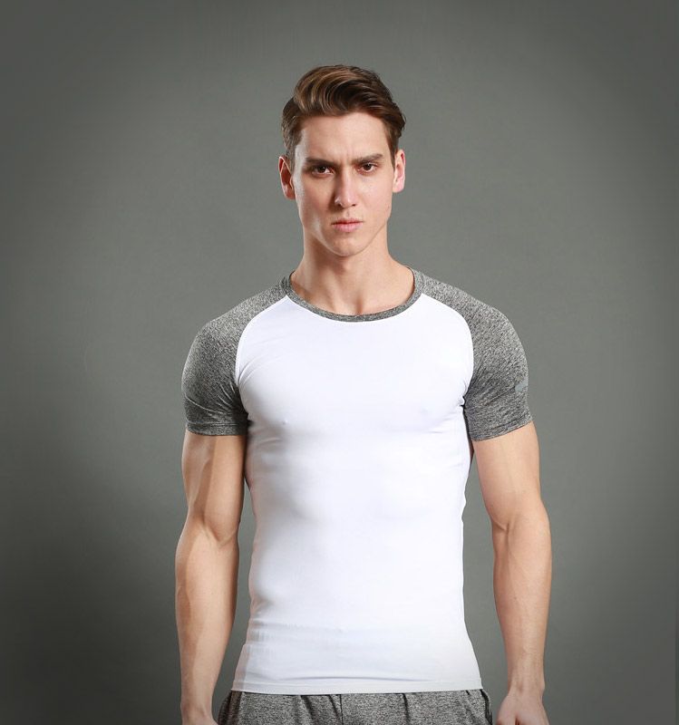 Áo thun dáng ôm slimfit hay áo thun dáng body chắc chắn sẽ khiến bạn hài lòng khi chúng tôn lên những cơ bắp cuồn cuộn trên cơ thể.