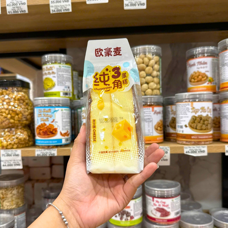 Mặt trước bao bì bánh bông lan tam giác vị phô mai, màu vàng