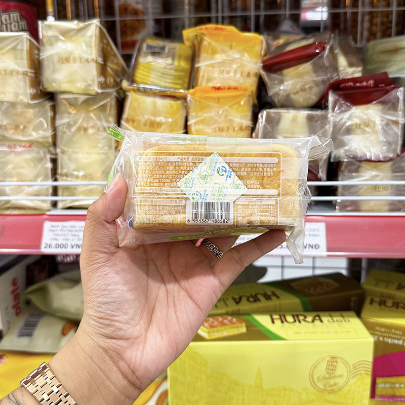 Cận cảnh mặt sau gói bánh để đối chiếu khi nhận hàng
