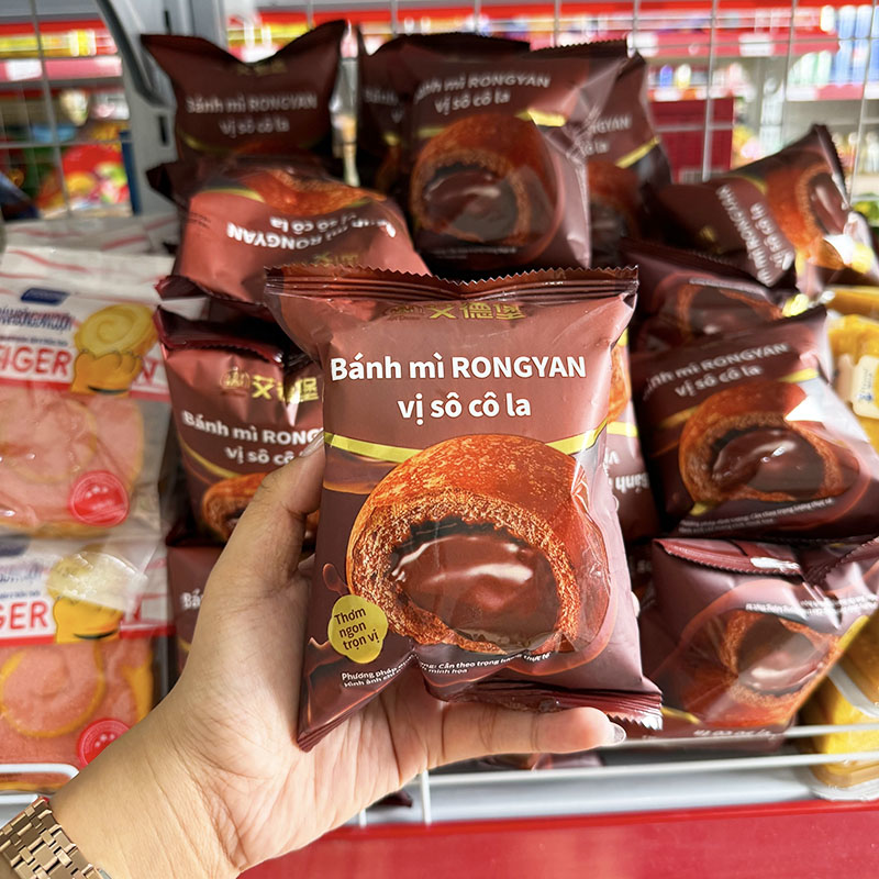 Mặt trước bao bì với tên sản phẩm và hình bánh