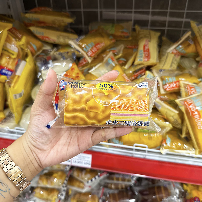 Mặt trước bao bì với thiết kế bánh da hổ