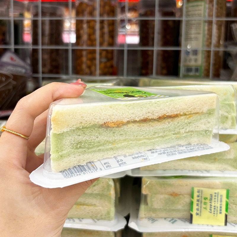 Phần bánh mềm và lớp nhân màu xanh bên trong