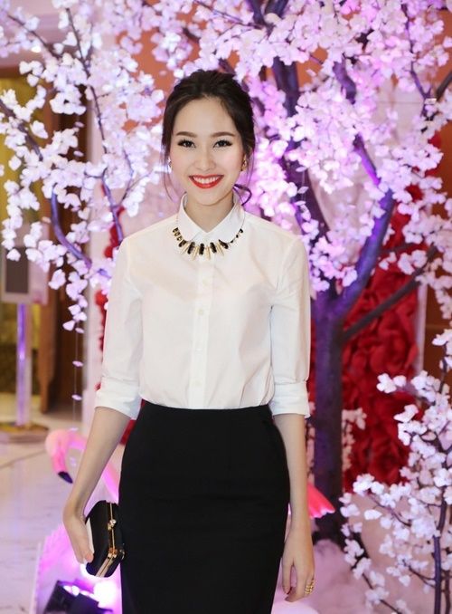 t chiếc áo sơ mi nữ trắng cổ điển đi cùng vòng cổ bạn trở nên tinh tế hơn