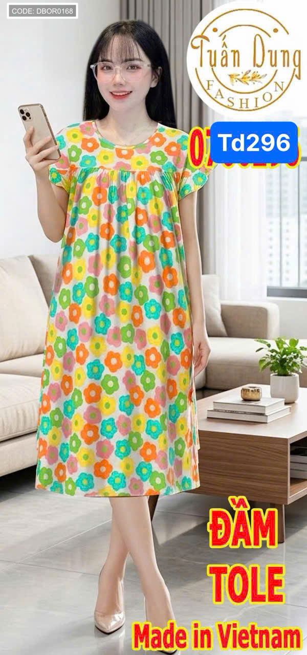 Mẫu mặc lên dáng suông rộng với họa tiết sáng màu